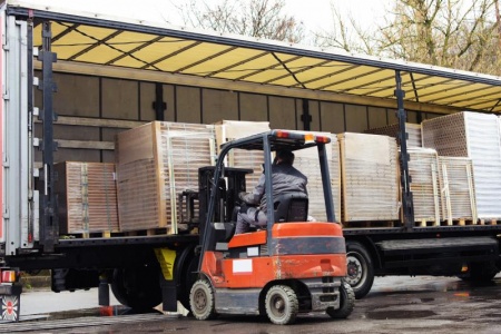 Transpalettes manuels ou électriques, quelle solution privilégier ?